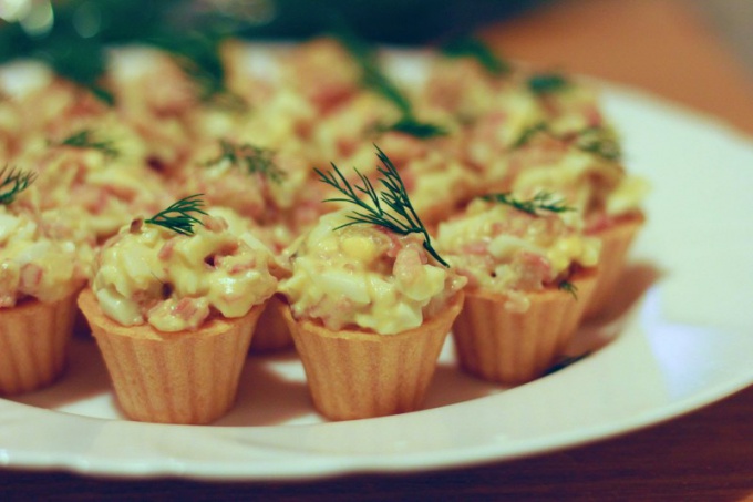 Fyllning av tartlets för varje dag och för ett festligt bord