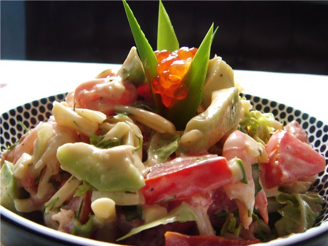 Pastasallad med rosa lax och avokado