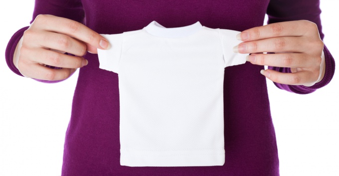 Tips 1: Hur man remake en manlig T-shirt i en kvinnlig T-shirt