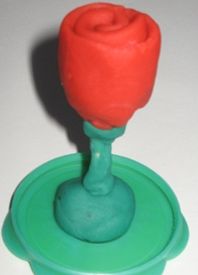 Tips 1: Hur man möglar en vacker ros från plasticine