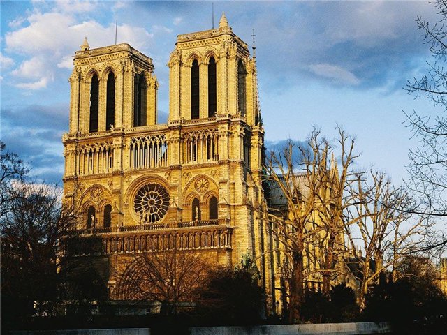 Notre-Dame de Paris: historien om byggandet av katedralen