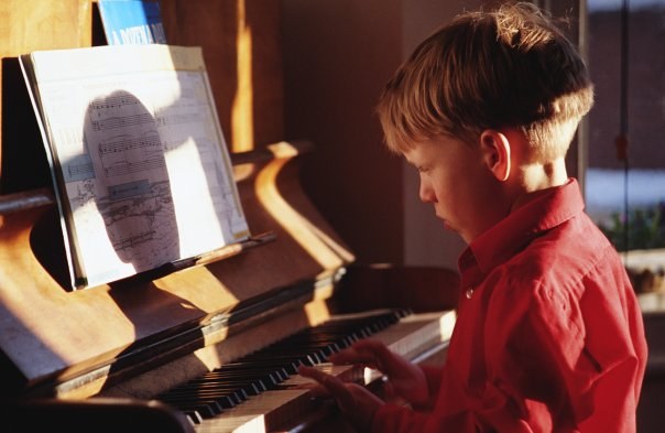 Hur man sätter in ett barns intresse för ett musikinstrument