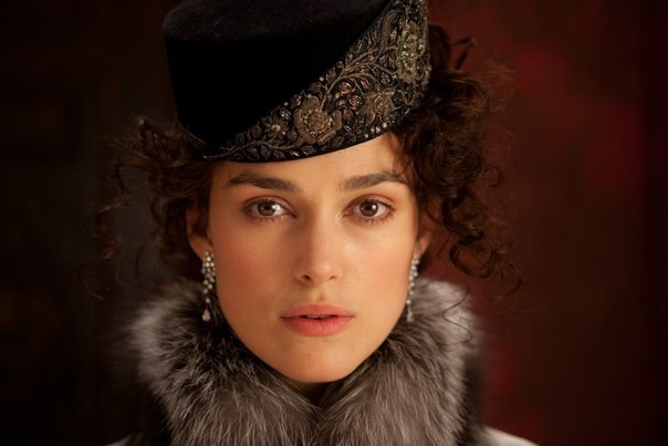 Vem spelar huvudrollen i filmen "Anna Karenina" 2012